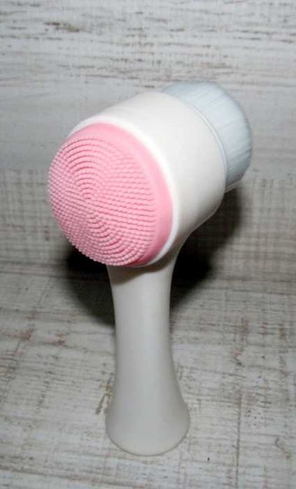 Двустранно почистване на лицето.