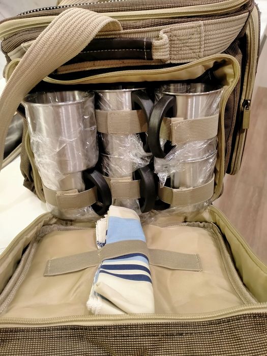 Сумка холодильник с набором посуды.