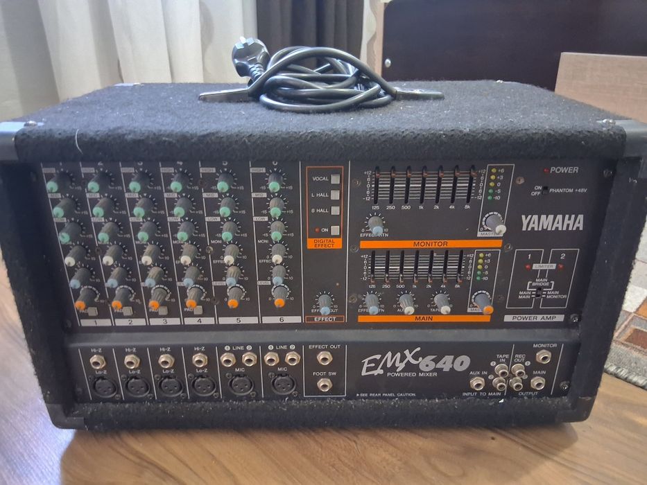 Vând boxa cu statie de nunta yamaha,