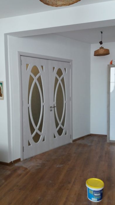 Uși de interior cu montaj și transport contra cost, și uși metalice