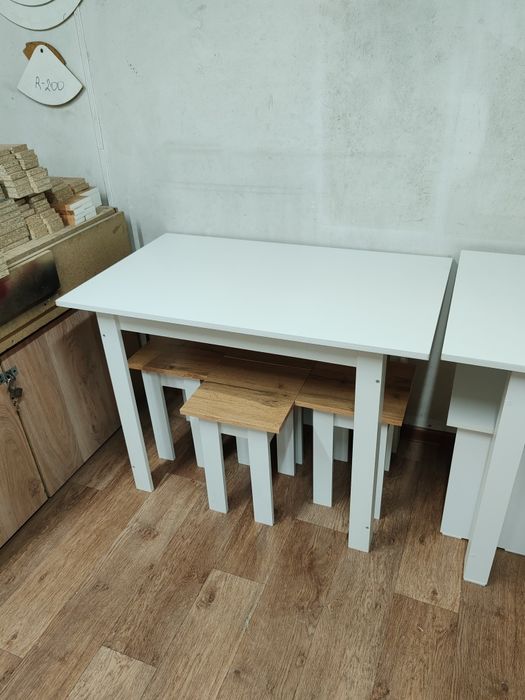 Продам стол кухонный и табуретки