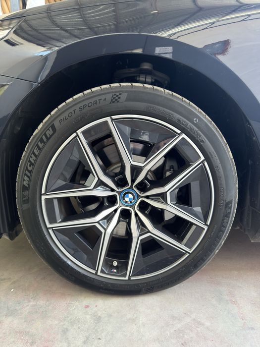 Bmw I5.