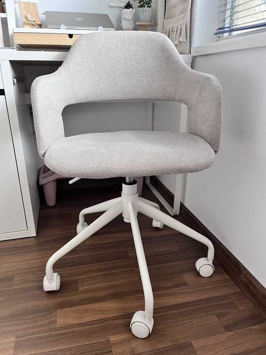 Офис стол текстил с бяла основа