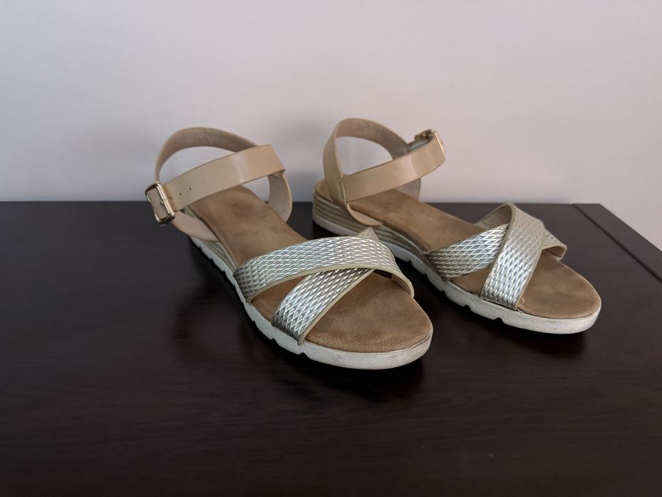 Летни сандали в бежаво