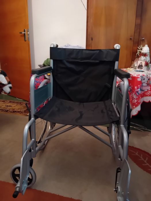 Vand scaun cu rotile