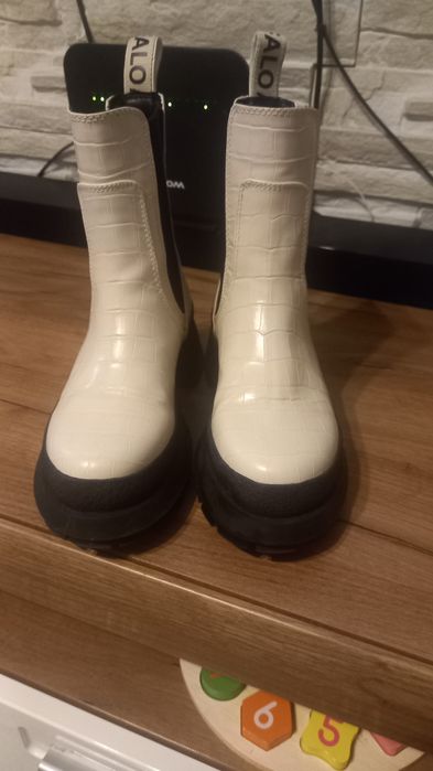 Женски боти, размер 36, и дамски накъсани дънки цена 30 лв