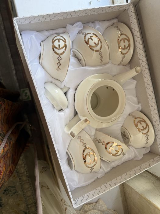 Продам комплект: чайник и чашки.