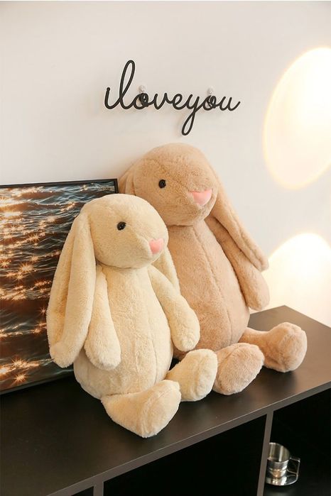 Белый и теплый бежевый кролик