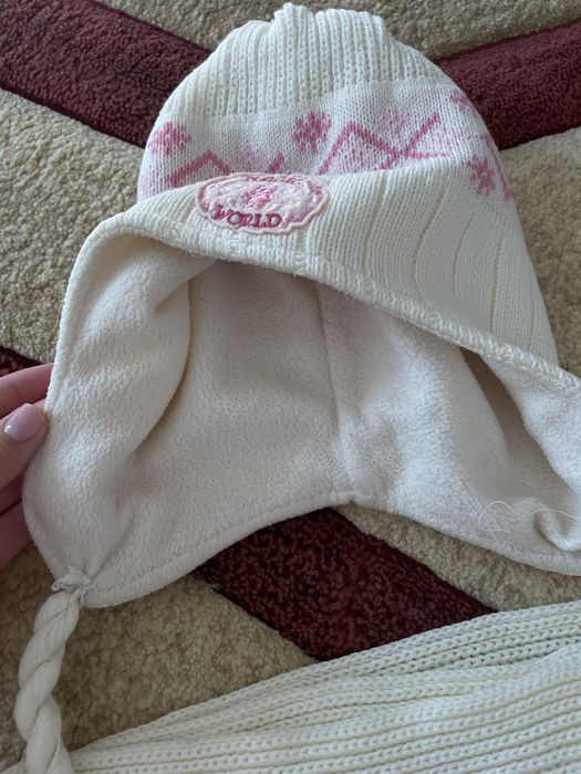 Шапка с шарфом белого цвета