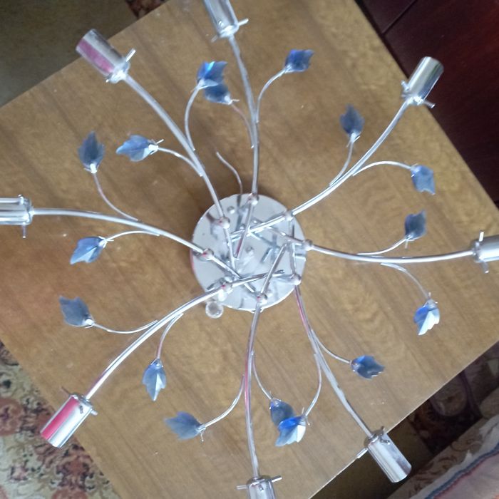 Продам 2 люстры и светильник