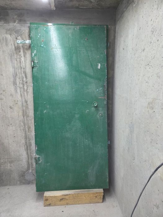 Дверь металлическая с замком