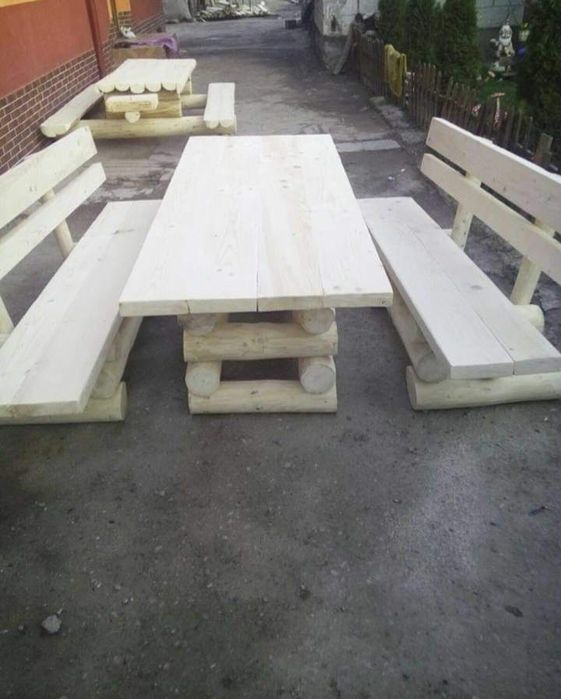 balansoare si mese rustice