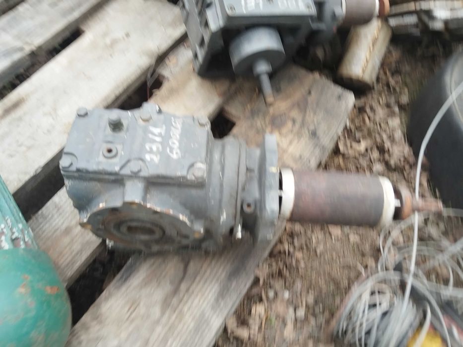 Reductor cu raport de 23 la 1 la 90 de grade