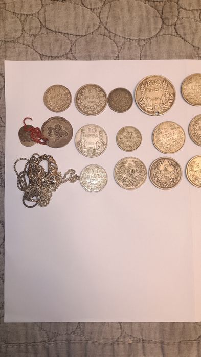 Монети, писалки и часовник.  Всичко общо  - 749 лв.