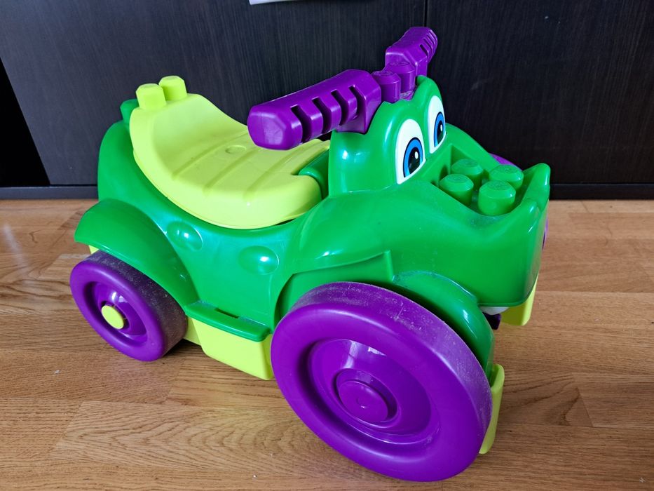 Кола за яздене и играчки