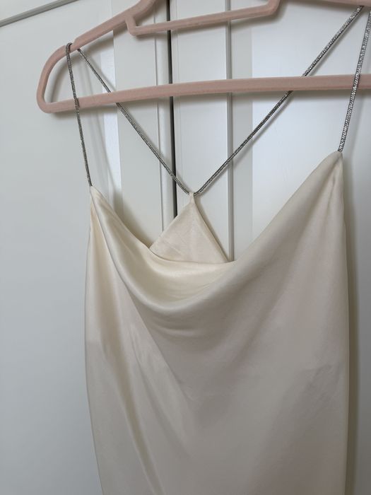 Бял и черен сатенен потник с блестящи презрамки HM