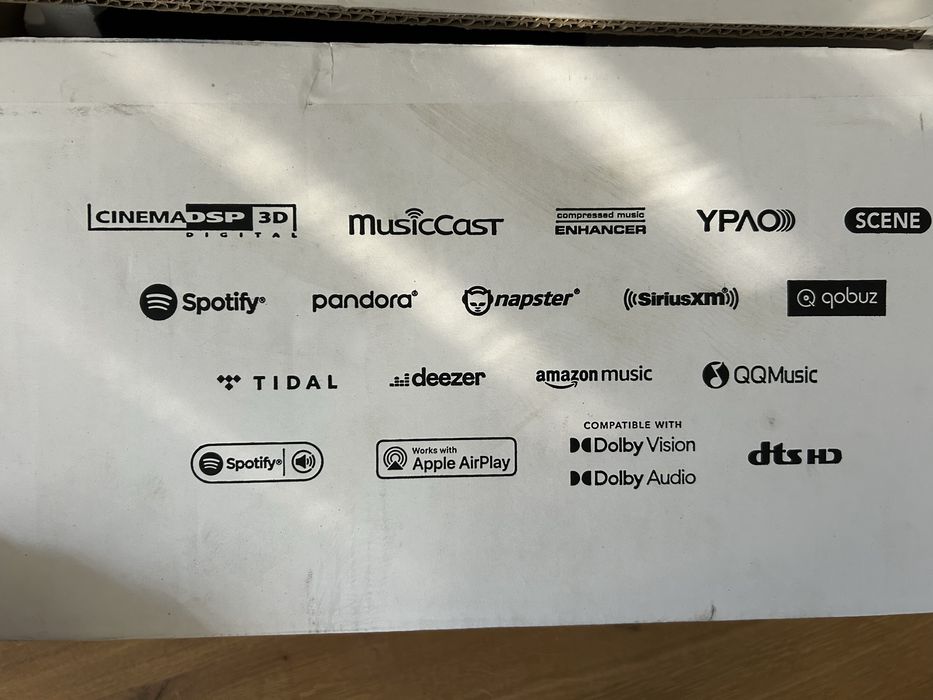 Vând receiver AV Yamaha RX-V673, un model apreciat pentru calitatea sunetului și fiabilitate, ideal pentru sisteme home cinema sau audio de calitate.