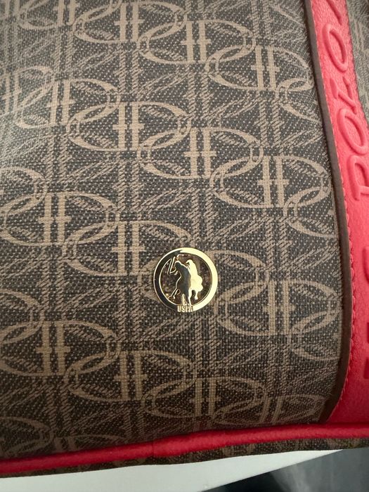 Раничка U.S. Polo Assn., модел Ranac US21626 в тъмнокафяв цвят с червени детайли