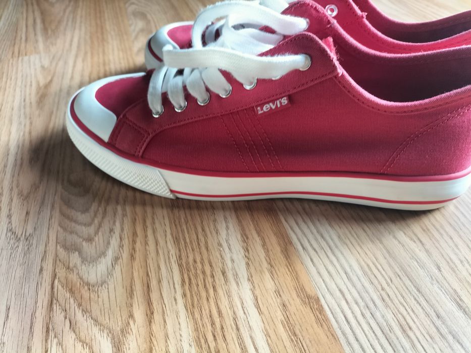 Adidas, tenesi -Nike /balenciga/Levis -noi