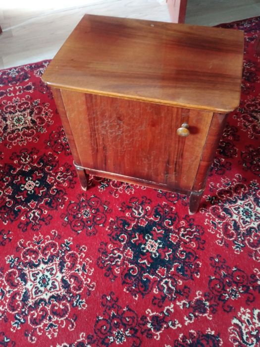 Тумбочка прикроватная