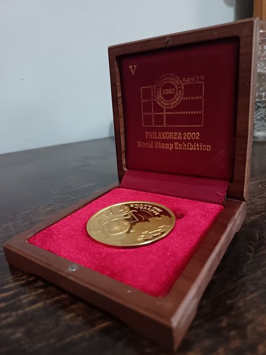 Vând medalie comemorativa  Cupa Mondială FIFA 2002 (Coreea & Japonia).