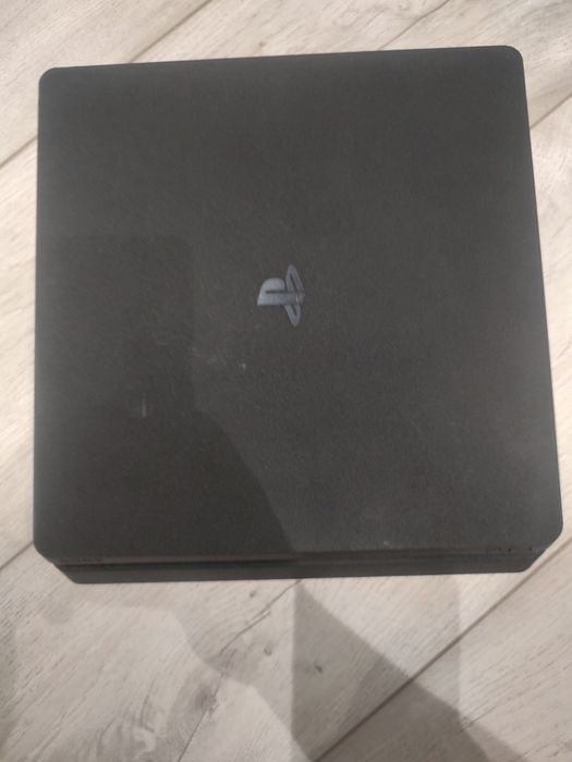 Продавам Play Station slim 4- 500GB