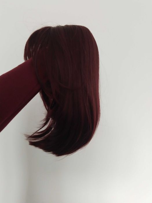 Червена перуки с бретон, само за 15€ всяка.