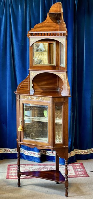 Colțar vitrină din lemn masiv, piesă de mobilier de epocă, datând din secolul XIX