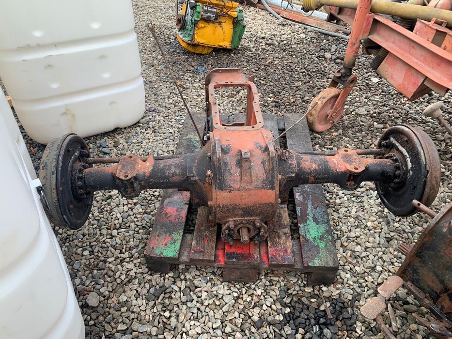 Motor Massey Ferguson si cutie pentru piese