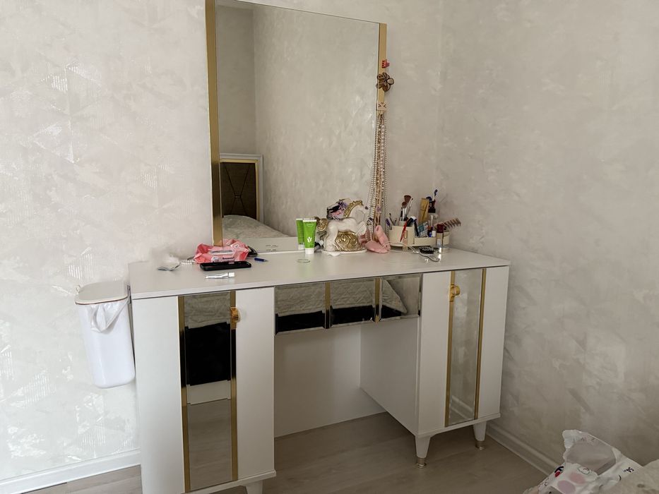 Туалетный столик, зеркало