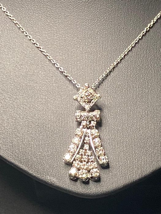 Продам кулон с бриллиантами