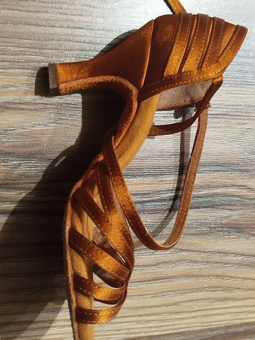 Обувки за латино танци