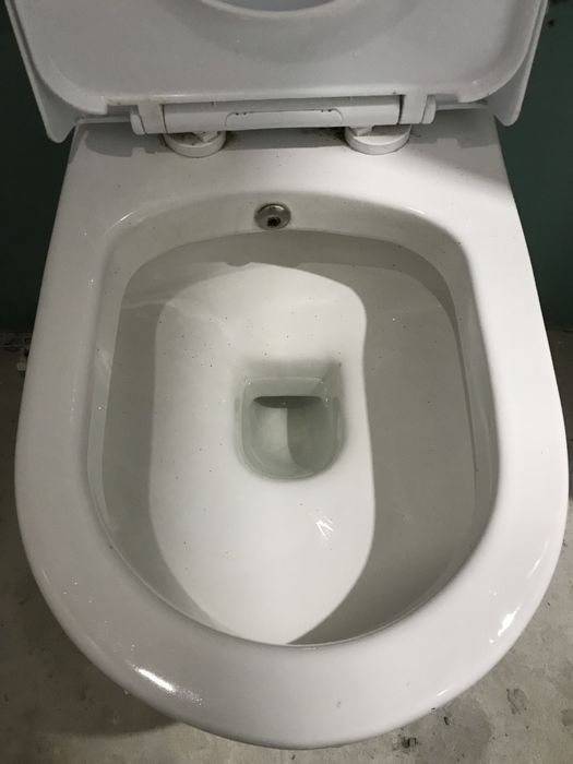 Продавам тоалетна чиния за вграждане с биде и капак