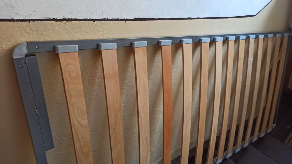 Продавам , подматрачна рамка 200/90см и два матрака Magniflex 200/90 , запазени.