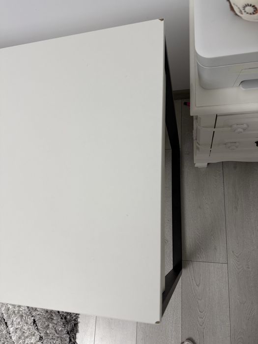 Birou cu picioare metalice