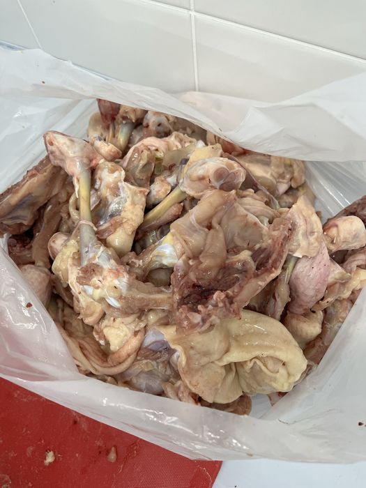 Кости , обрезки курицы, шкурки