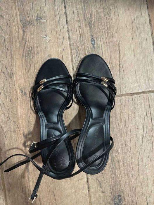 Vand sandale cu toc stiletto