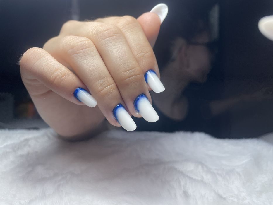 Realizez manichiura-pedichiura  gel și semi