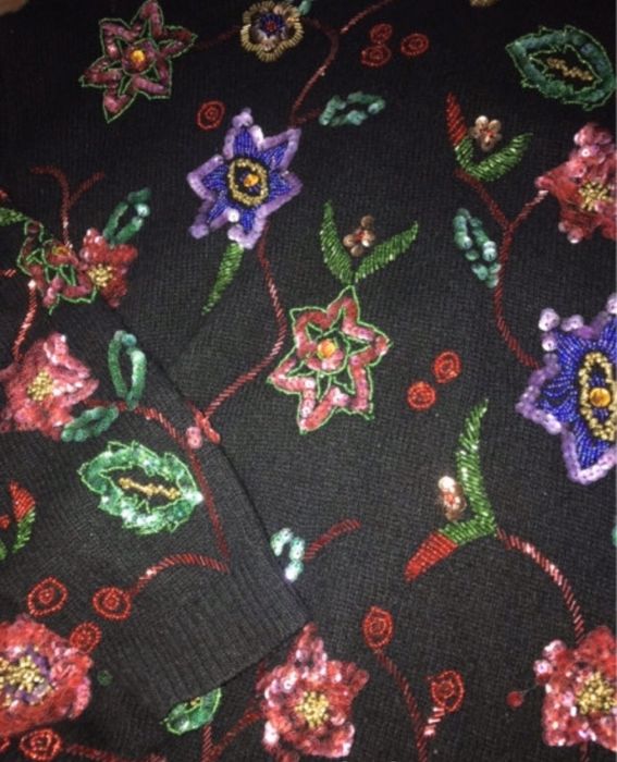 Pulover brodat cu paiete manual