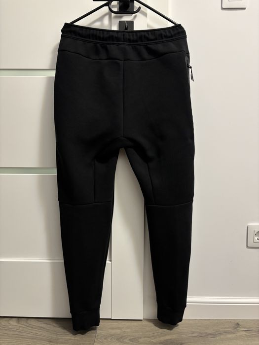 Vand Pantaloni Nike Tech Fleece / Marimea M