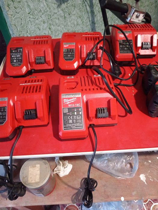 Vând baterii  de 5 amperii și încărcătoare milwaukee