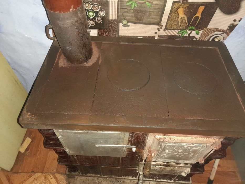 Vând sobă de teracotă cu plită și cuptor