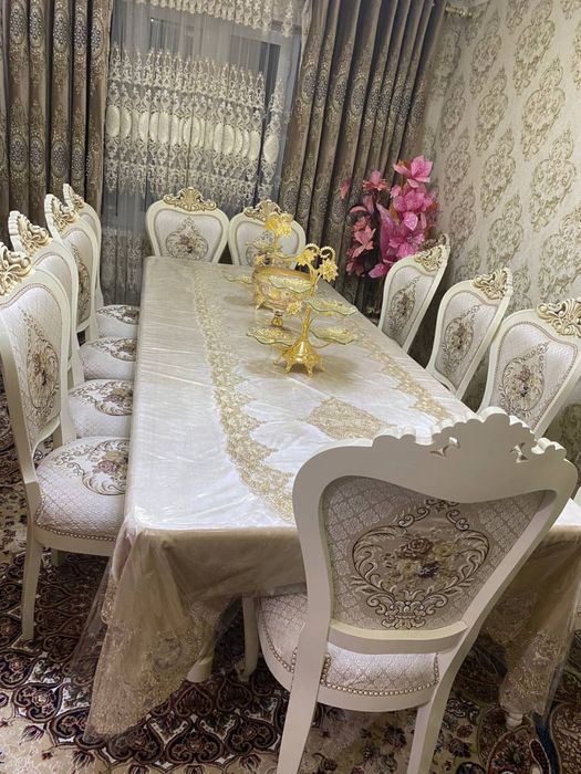 Mehmonxona uchun stol va stullar