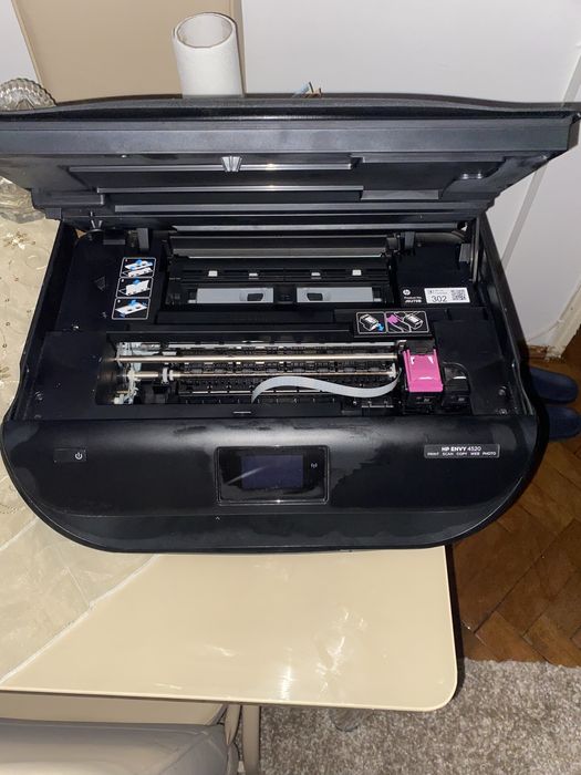 Imprimanta Hp arata foarte bine are tus negru si color aproape noi