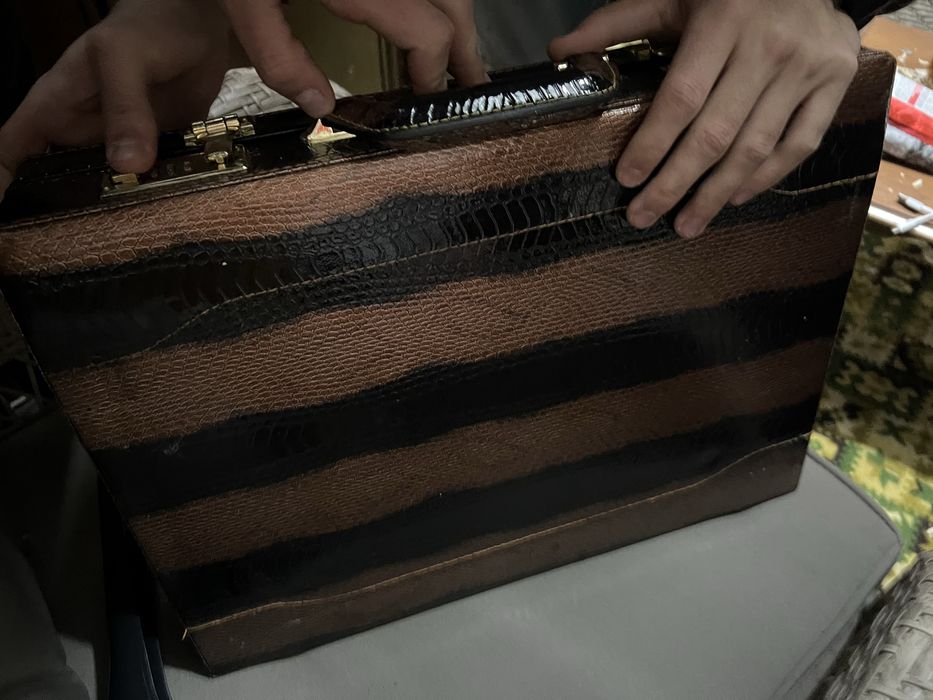 Servieta cu piele de crocadail