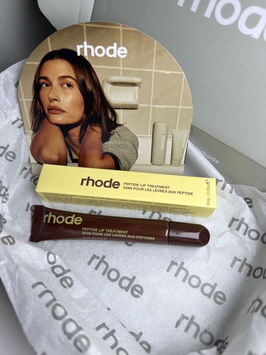 rhode Caramelized Banana Lip Gloss гланц балсам за устни Peptide Treatment карамелизиран банан от Hailey x Justin Bieber колекция