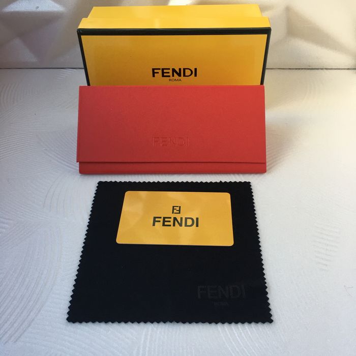 Дамски слънчеви очила триъгълни 3 цвята черни кафяви сини