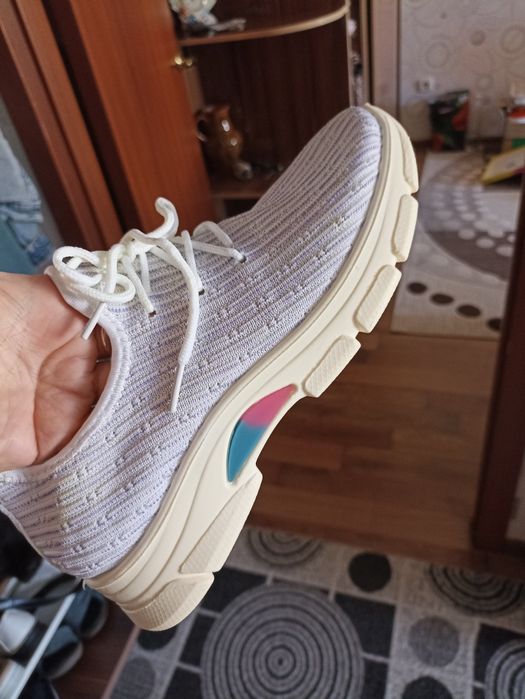 Продам новые кросовки