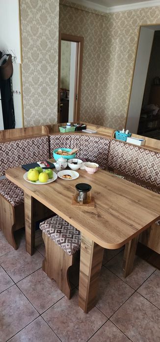 Кухонный уголок, стол и табуретки