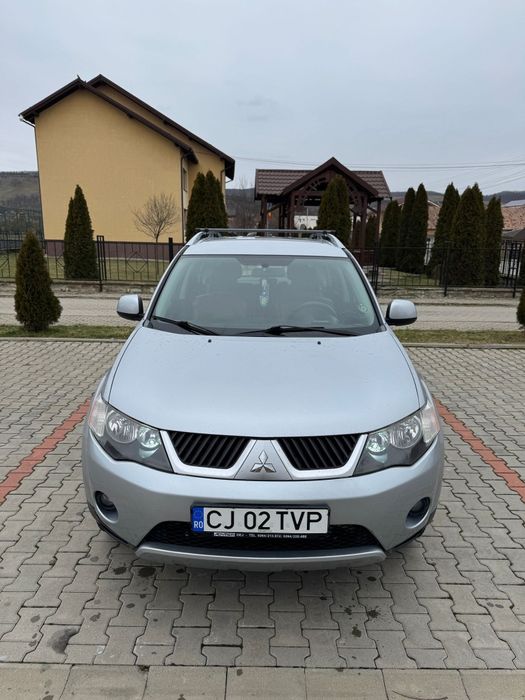 Vând Mitsubishi Outlender